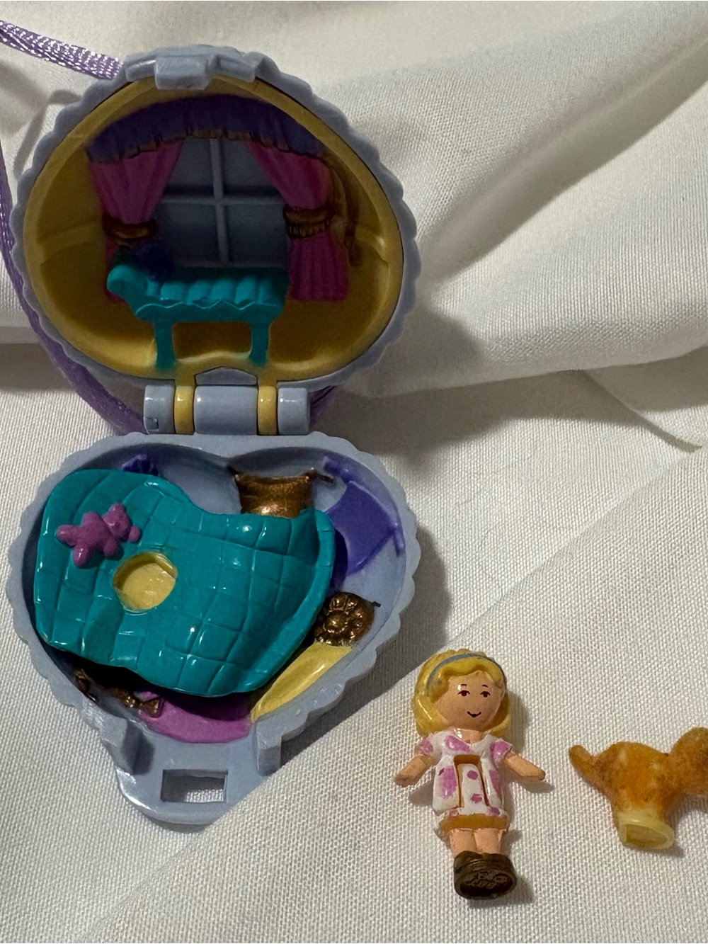 Polly Pocket Fuzzy Kitten Locket, Complete, 1993 by Blue Bird
